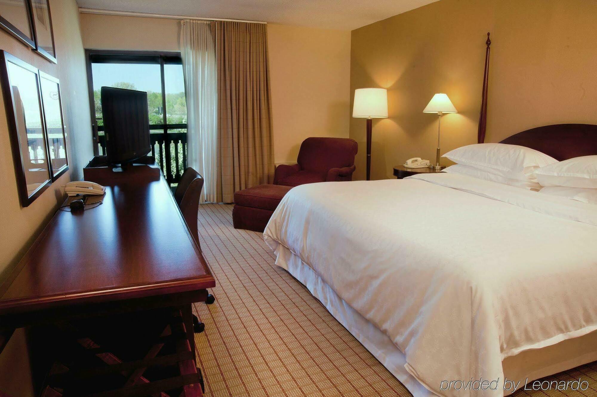 Sheraton Westport Lakeside Chalet Maryland Heights Room photo